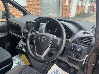 Toyota Noah 1.8 Hybrid 7 Seater