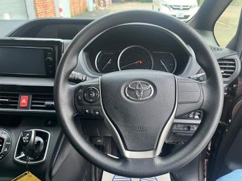 Toyota Noah 1.8 Hybrid 7 Seater