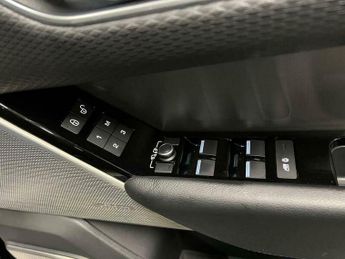 Land Rover Range Rover Velar 2.0 D240 R-Dynamic SE Auto 4WD Euro 6 (s/s) 5dr