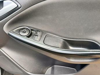 Ford Focus 1.6 Zetec Hatchback 5dr Petrol Powershift Euro 5 (125 ps)