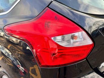 Ford Focus 1.6 Zetec Hatchback 5dr Petrol Powershift Euro 5 (125 ps)