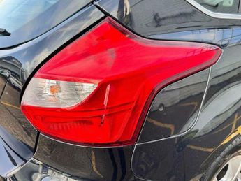Ford Focus 1.6 Zetec Hatchback 5dr Petrol Powershift Euro 5 (125 ps)