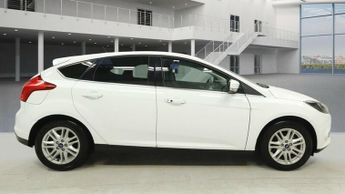 Ford Focus 1.6 Titanium Hatchback 5dr Petrol Powershift Euro 5 (125 ps)