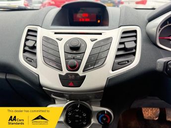 Ford Fiesta 1.4 Zetec Hatchback 5dr Petrol Automatic (154 g/km, 94 bhp)