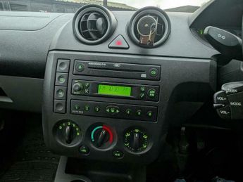 Ford Fiesta 1.6 Ghia 5dr
