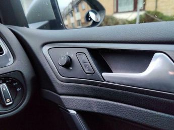 Volkswagen Golf 35.8kWh e-Golf Auto 5dr