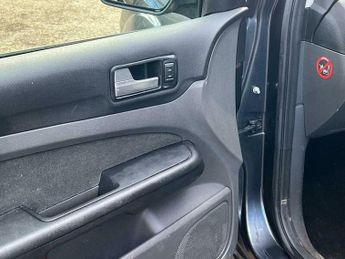 Ford Focus 1.6 Ghia 4dr