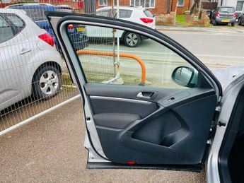 Volkswagen Tiguan 2.0 TDI BlueMotion Tech SE DSG 4WD Euro 5 (s/s) 5dr