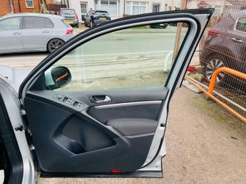 Volkswagen Tiguan 2.0 TDI BlueMotion Tech SE DSG 4WD Euro 5 (s/s) 5dr