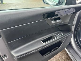 Jaguar XF 2.0d Chequered Flag Sportbrake 5dr Diesel Auto Euro 6 (s/s) (180