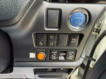 Toyota Noah HYBRID 7????WXB VERSION LEATHER????UBER XL