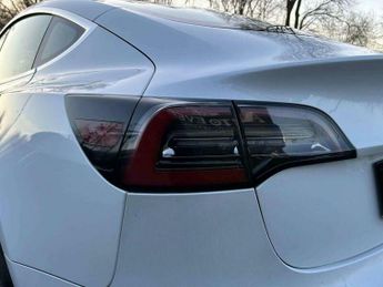 Tesla Model 3 Standard Range Plus Auto RWD 4dr