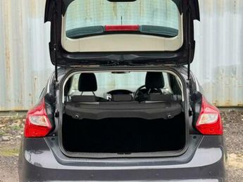 Ford Focus 1.6 Zetec Hatchback 5dr Petrol Powershift Euro 5 (125 ps)