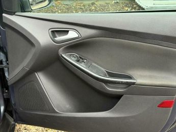 Ford Focus 1.6 Zetec Hatchback 5dr Petrol Powershift Euro 5 (125 ps)