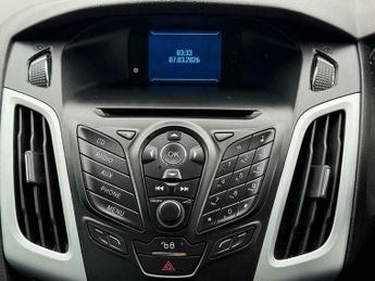 Ford Focus 1.6 Zetec Hatchback 5dr Petrol Powershift Euro 5 (125 ps)