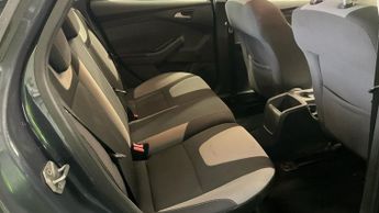 Ford Focus 1.6 Zetec Hatchback 5dr Petrol Powershift Euro 5 (125 ps)