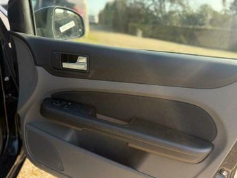 Ford Focus 1.6 Zetec 5dr