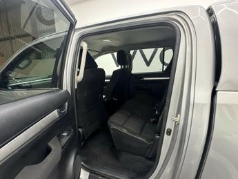 Toyota Hilux INVINCIBLE 4WD D-4D DCB