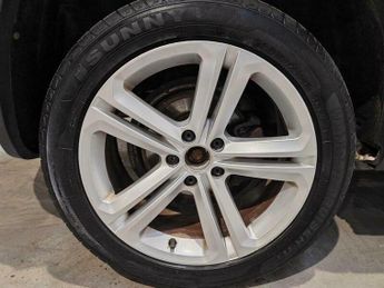 Volkswagen Tiguan 2.0 TDI BlueMotion Tech R-Line DSG 4WD Euro 5 (s/s) 5dr