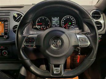 Volkswagen Tiguan 2.0 TDI BlueMotion Tech R-Line DSG 4WD Euro 5 (s/s) 5dr