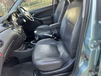 Ford Focus 2.0i 16v Ghia 5dr