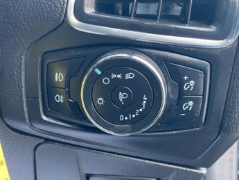 Ford Focus 1.6 Zetec Hatchback 5dr Petrol Powershift Euro 5 (125 ps)