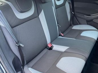 Ford Focus 1.6 Zetec Hatchback 5dr Petrol Powershift Euro 5 (125 ps)