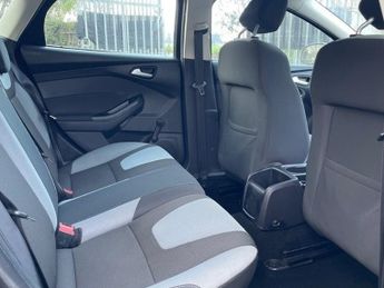 Ford Focus 1.6 Zetec Hatchback 5dr Petrol Powershift Euro 5 (125 ps)