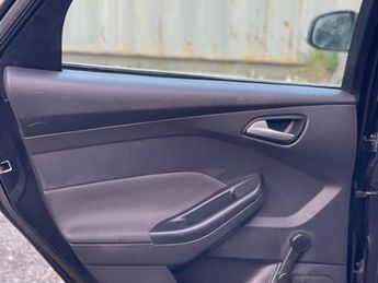 Ford Focus 1.6 Zetec Hatchback 5dr Petrol Powershift Euro 5 (125 ps)