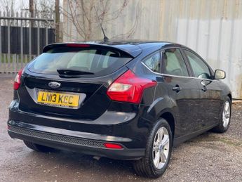 Ford Focus 1.6 Zetec Hatchback 5dr Petrol Powershift Euro 5 (125 ps)