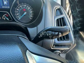 Ford Focus 1.0T EcoBoost Titanium Navigator Euro 5 (s/s) 5dr