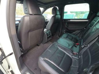 Volkswagen Touareg 3.0 TDI V6 BlueMotion Tech R-Line Tiptronic 4WD Euro 6 (s/s) 5dr