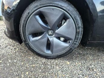 Tesla Model 3 Standard Range Plus Auto RWD 4dr