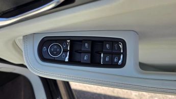 Porsche Macan 3.0 TD V6 S SUV 5dr Diesel PDK 4WD Euro 6 (s/s) (258 ps)
