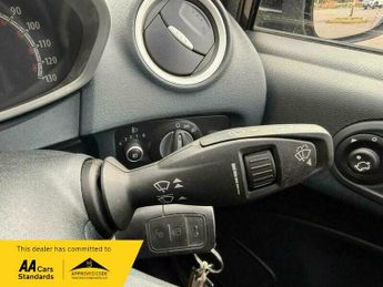 Ford Fiesta 1.4 Zetec Hatchback 5dr Petrol Automatic (154 g/km, 94 bhp)