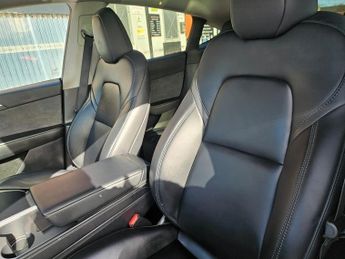 Tesla Model Y LONG RANGE AWD