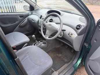 Toyota Yaris 1.0 VVT-i 16v GS Hatchback 5dr Petrol Manual (134 g/km, 67 bhp)