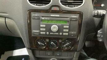 Ford Focus 1.6 Ghia 5dr