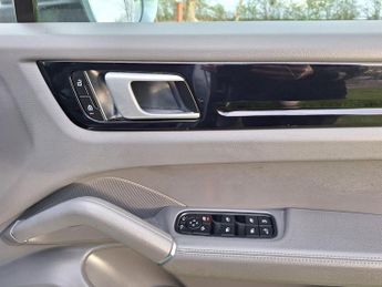 Porsche Cayenne 3.0 V6 E-Hybrid 17.9kWh TiptronicS 4WD Euro 6 (s/s) 5dr (3.6kW C