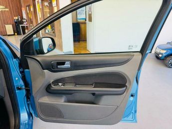 Ford Focus 1.6 Zetec 5dr