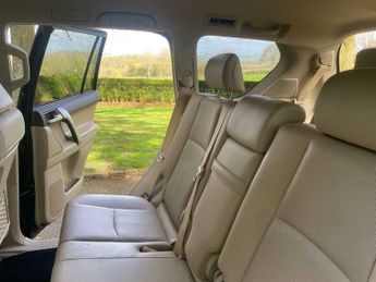 Toyota Land Cruiser 2.8D Invincible SUV 5dr Diesel Auto 4WD Euro 6 (7 Seat) (177 ps)