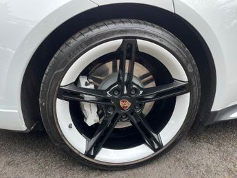 Porsche Taycan TURBO