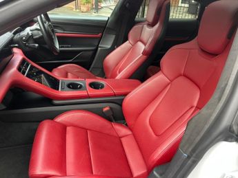 Porsche Taycan TURBO