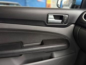 Ford Focus 1.6 Zetec Hatchback 5dr Petrol Manual (161 g/km, 99 bhp)