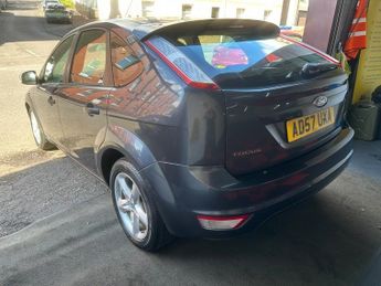 Ford Focus 1.6 Zetec Hatchback 5dr Petrol Automatic (184 g/km, 99 bhp)