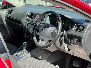 Volkswagen Jetta 1.6 TDI BlueMotion Tech SE DSG Euro 5 (s/s) 4dr