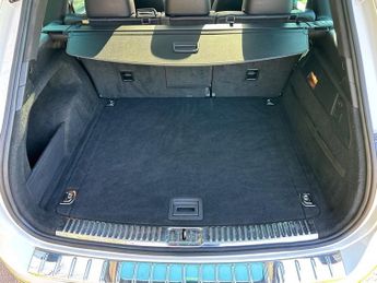 Volkswagen Touareg V6 R-LINE TDI BLUEMOTION TECHNOLOGY 1 FORMER KEEPER FROM NEW FUL