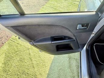 Ford Mondeo 2.0 Ghia X 5dr