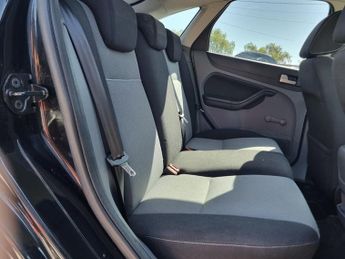 Ford Focus 1.6 Zetec Hatchback 5dr Petrol Manual (161 g/km, 99 bhp)