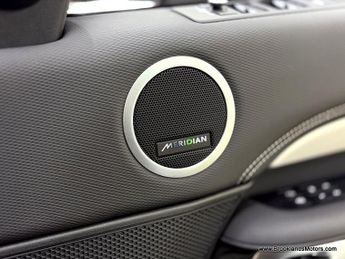 Land Rover Discovery R-DYNAMIC SE [3X SERVICES & HUGE SPEC]